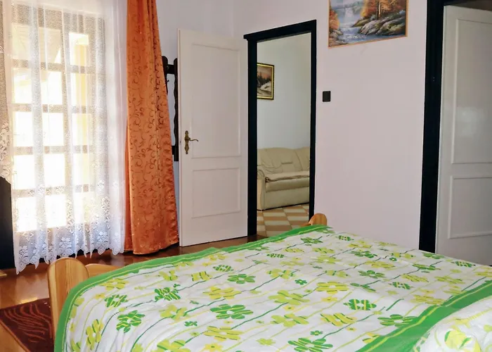 Stimmungsvolle Mit Grossem Garten By Interhome アパート