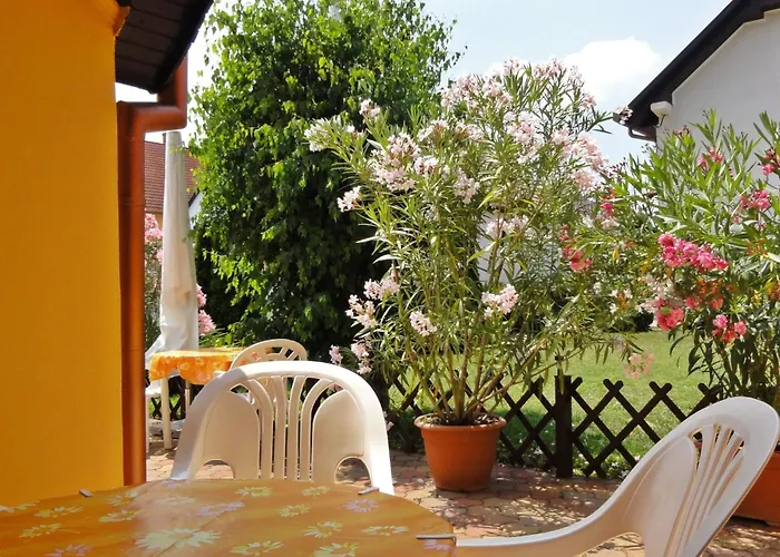 Stimmungsvolle Mit Grossem Garten By Interhome アパート